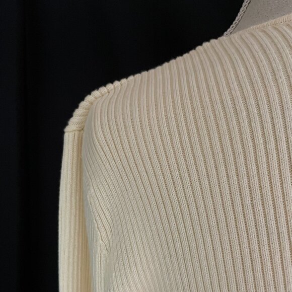 Van Heusen Fitted V-Neck Sweater: Size M - Picture 10 of 10